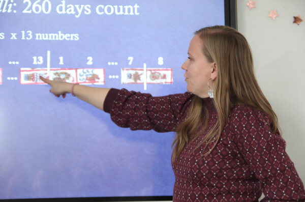 La doctora Agnieszka Brylak señala un fragmento del calendario azteca mostrado en la pantalla.